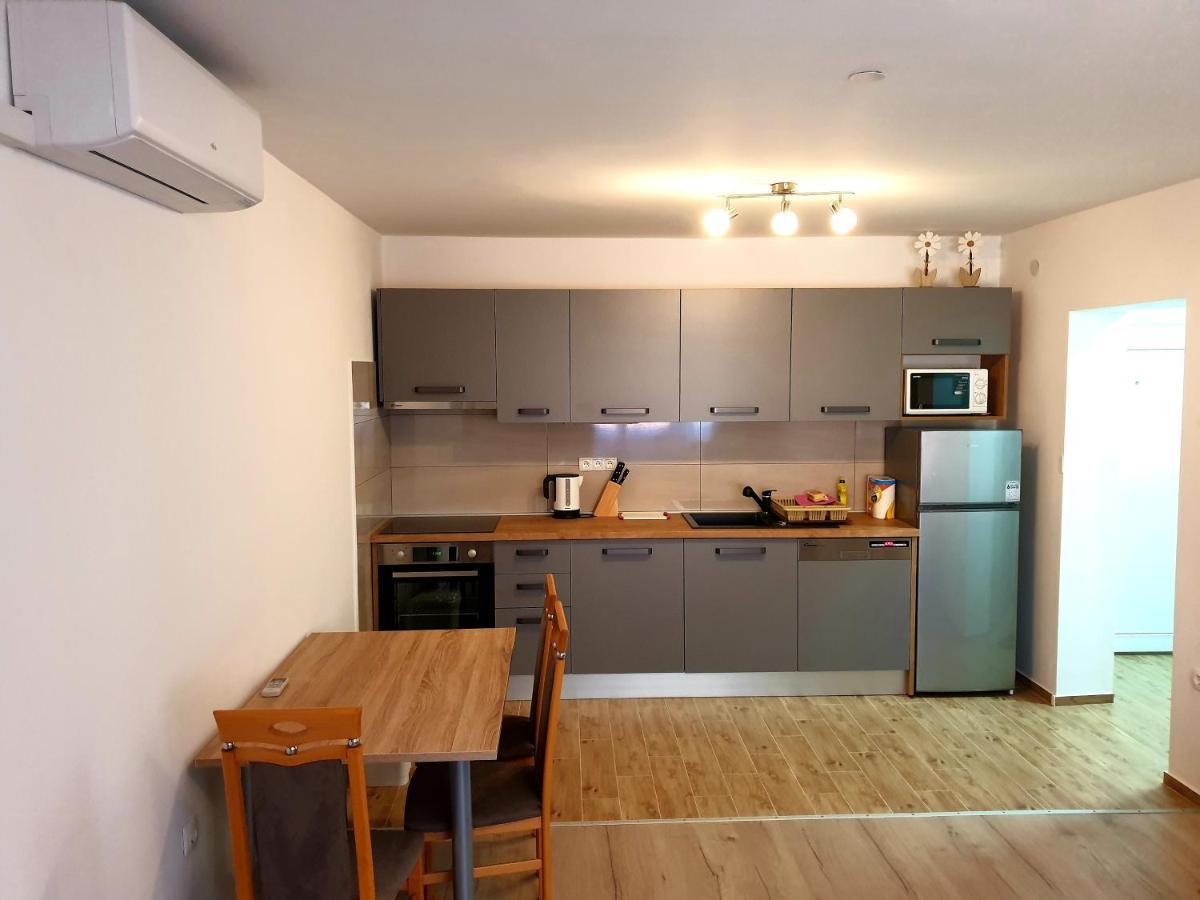 Apartment Mon Cheri-Located In A Quiet Neighbourhood Near Beaches Free Parking Πούλα Εξωτερικό φωτογραφία